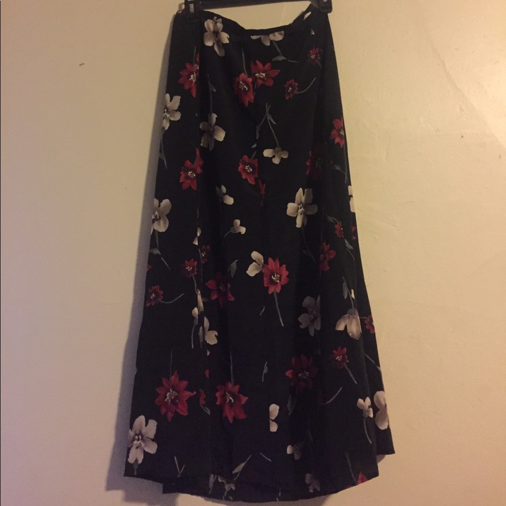 COPY - Kathy Ireland Medium black floral skirt. Ras1501